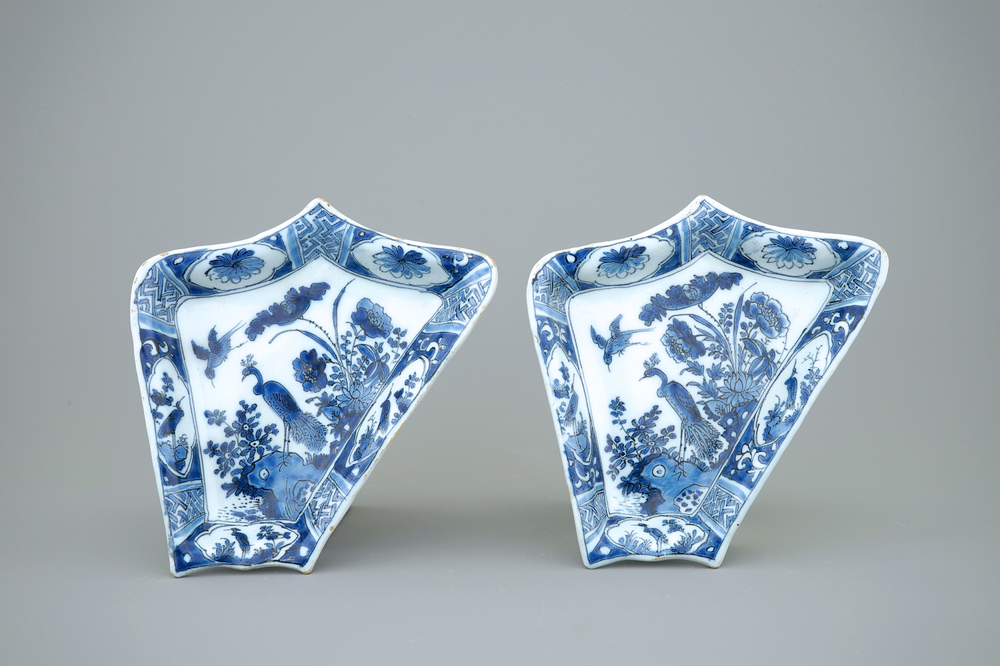 Deux assiettes d'un service &agrave; mendiants au d&eacute;cor chinoiserie, Delft, fin du 17&egrave;me