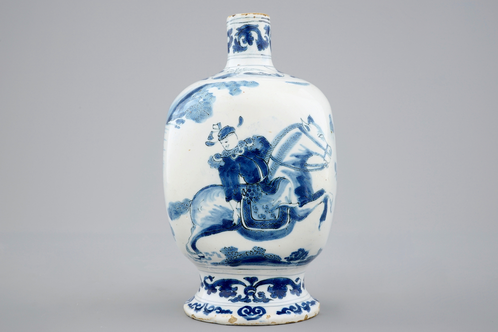 Un vase de forme bouteille carr&eacute;e au d&eacute;cor chinoiserie, fin du 17&egrave;me