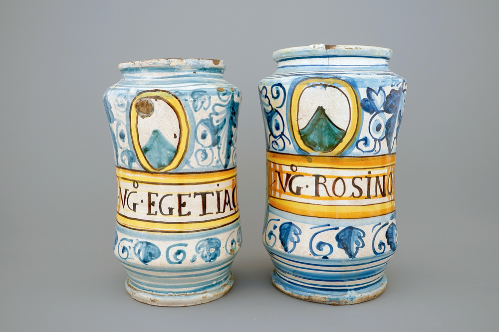 Twee albarelli in Italiaanse majolica, Montelupo, 17e eeuw