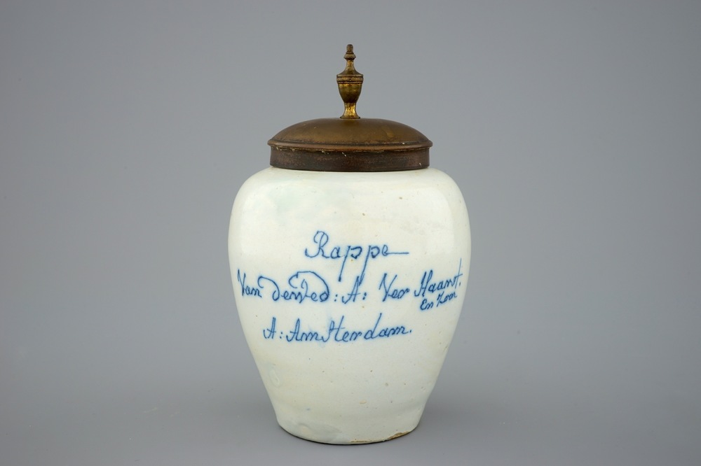 Un petit mod&egrave;le d'un pot &agrave; tabac en fa&iuml;ence de Delft, 18&egrave;me