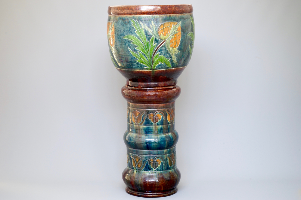 Un cache-pot art nouveau sur soccle en poterie flamande, d&eacute;but du 20&egrave;me