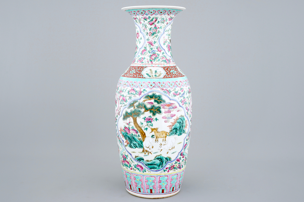 Een grote Chinese famille rose vaas, 19e eeuw