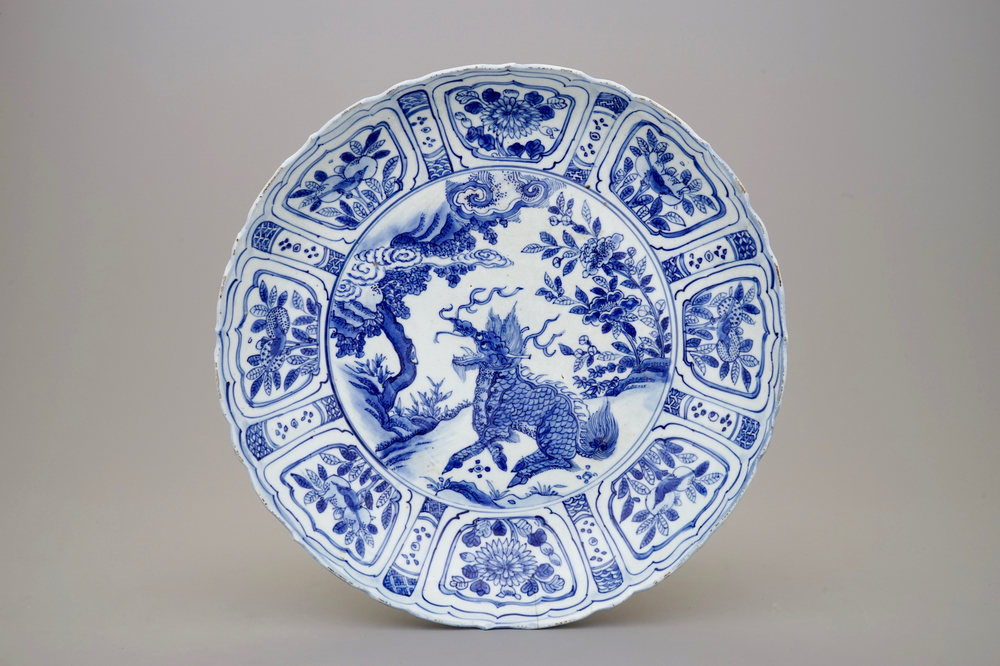 Un plat en porcelaine de Chine &agrave; d&eacute;cor d'un Qilin, Ming, Wanli, 1573-1619