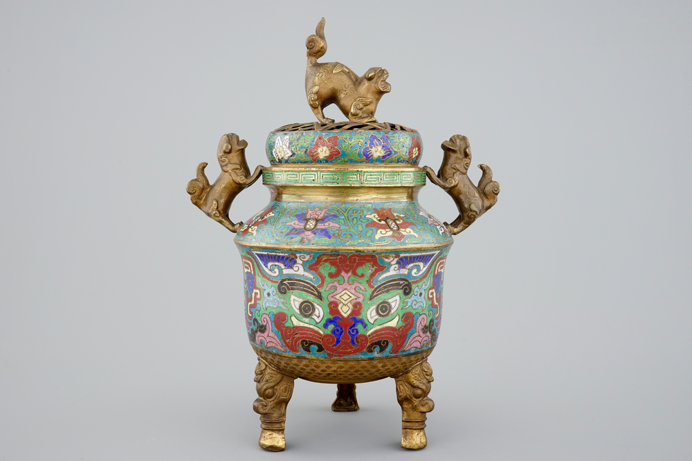Een Chinese cloisonn&eacute; wierookbrander op drie pootjes, 18/19e eeuw