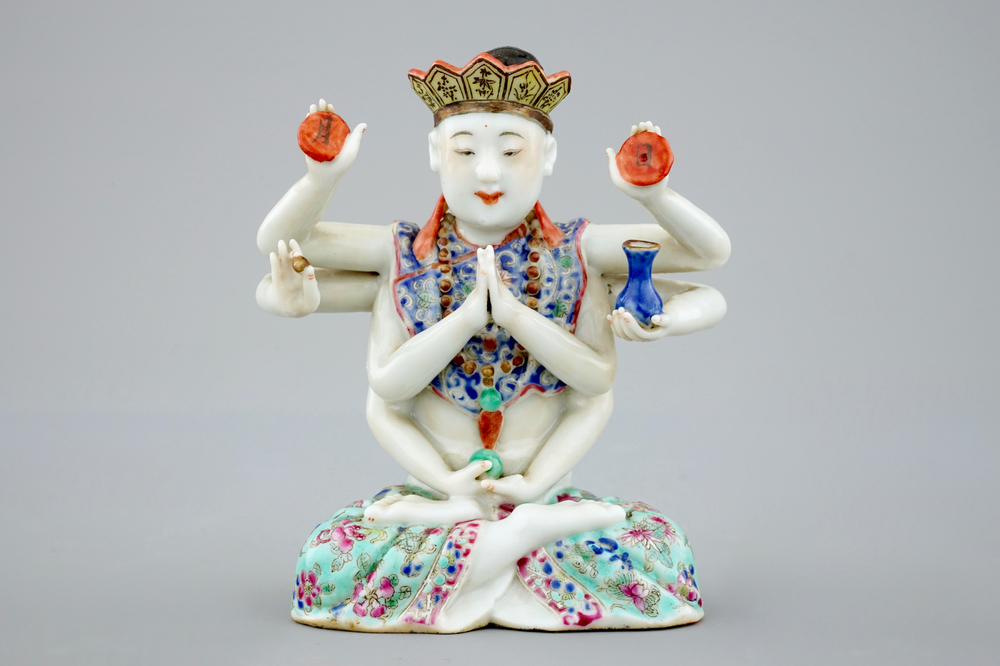 Een Chinese famille rose figuur van Avalokitesvara, 19e eeuw