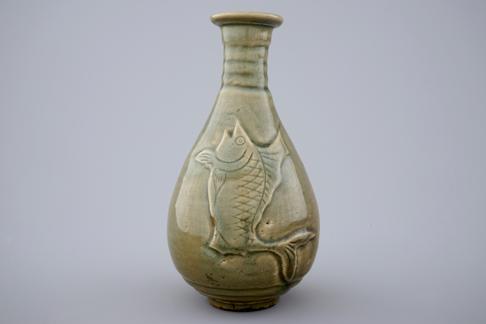 Un vase &agrave; d&eacute;cor de poissons en c&eacute;ladon fonc&eacute;, Chine, 19/20&egrave;me