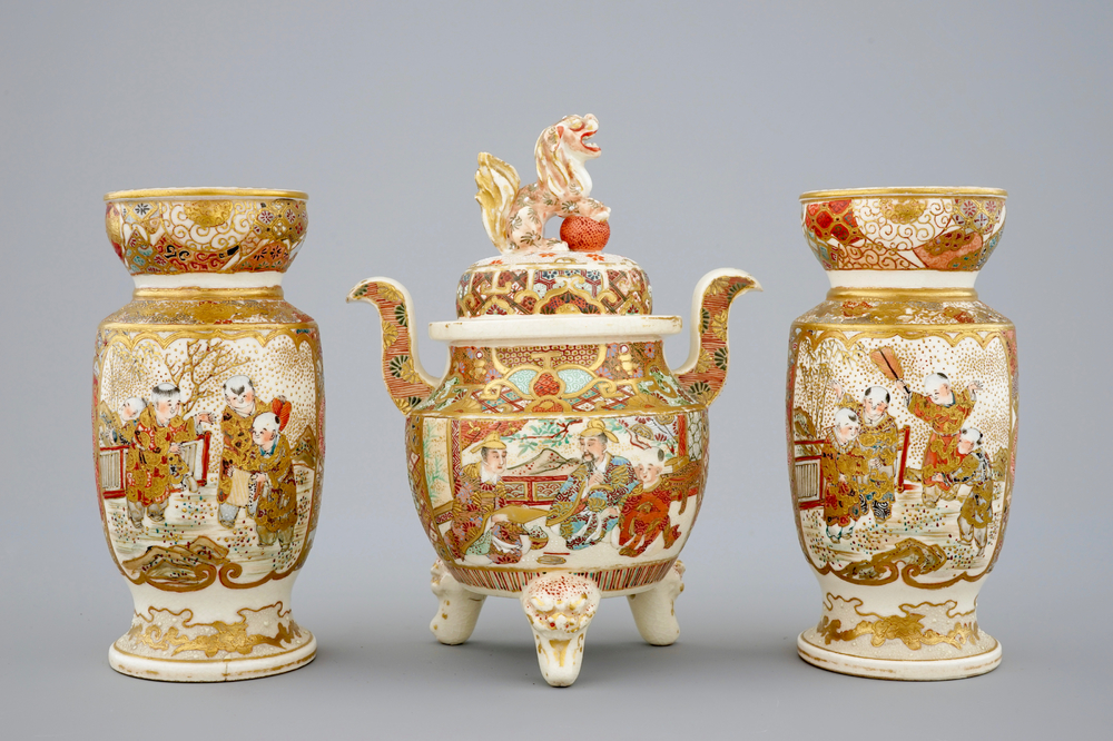 A Japanse three-piece Satsuma garniture, Meiji, ca. 1900