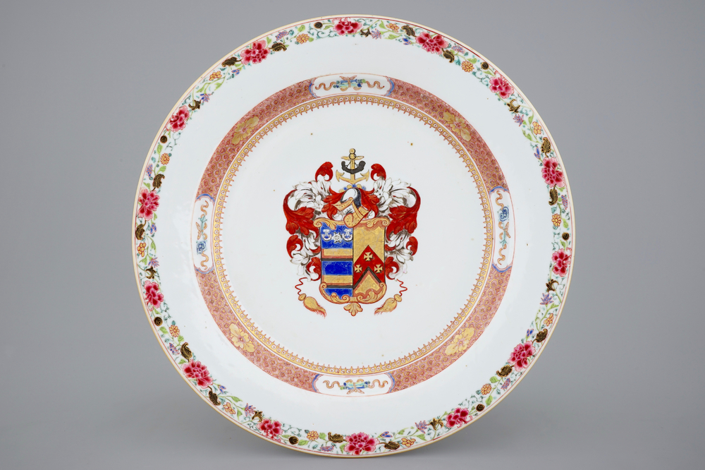 Een fraaie Chinese schotel voor de Engelse markt met het wapen van Mertins en Peck, Yongzheng, 1723-1735