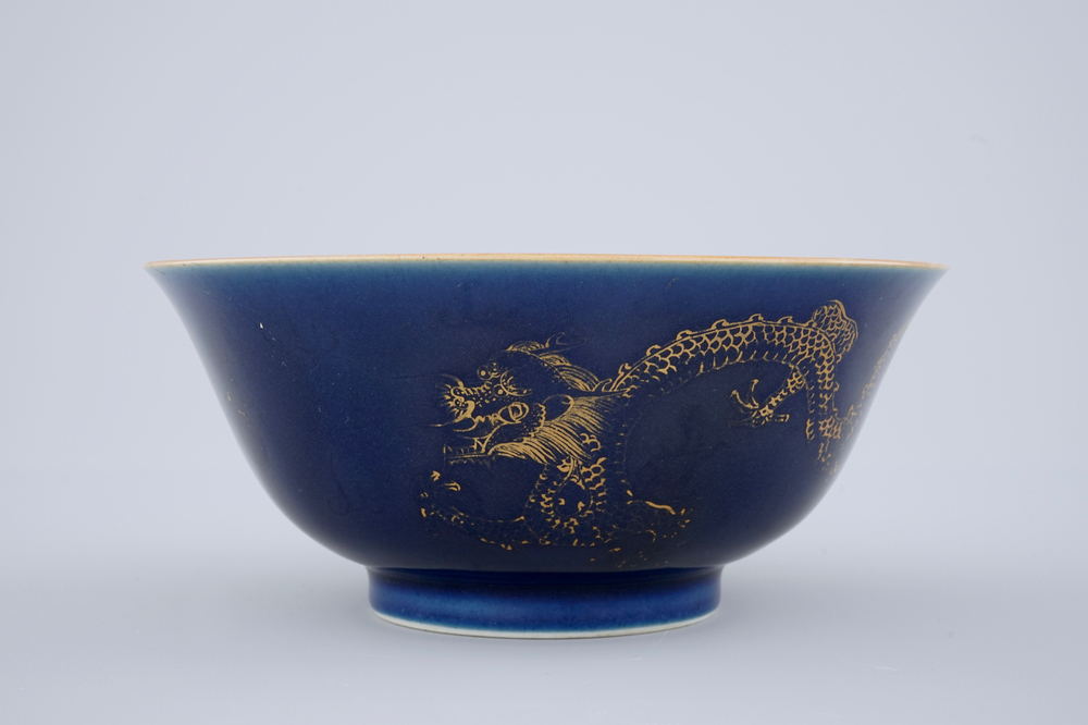 Een Chinese bleu poudr&eacute; kom met verguld decor van draken, 18/19e eeuw