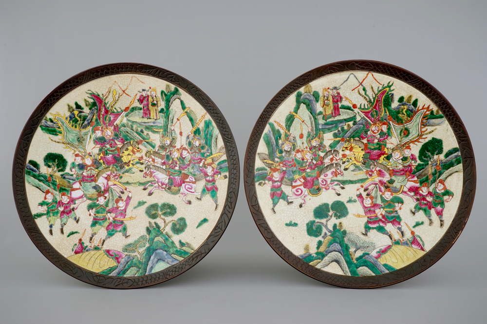 Une paire de grands plats de Nankin en famille rose, 19&egrave;me