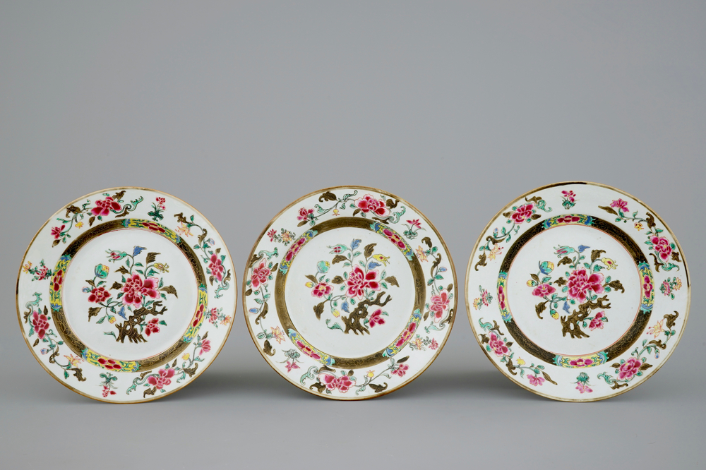 Een set van 3 Chinese famille rose borden met floraal decor, 18e eeuw