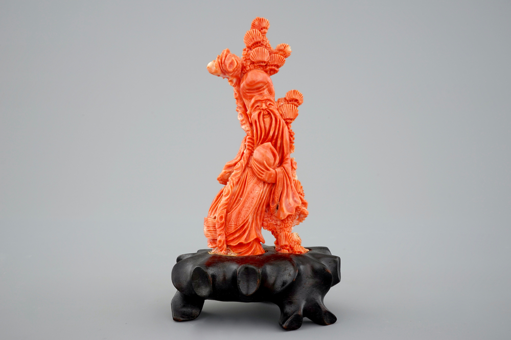 Un Shou Lao en corail sculpt&eacute; sur socle en bois, 19/20&egrave;me