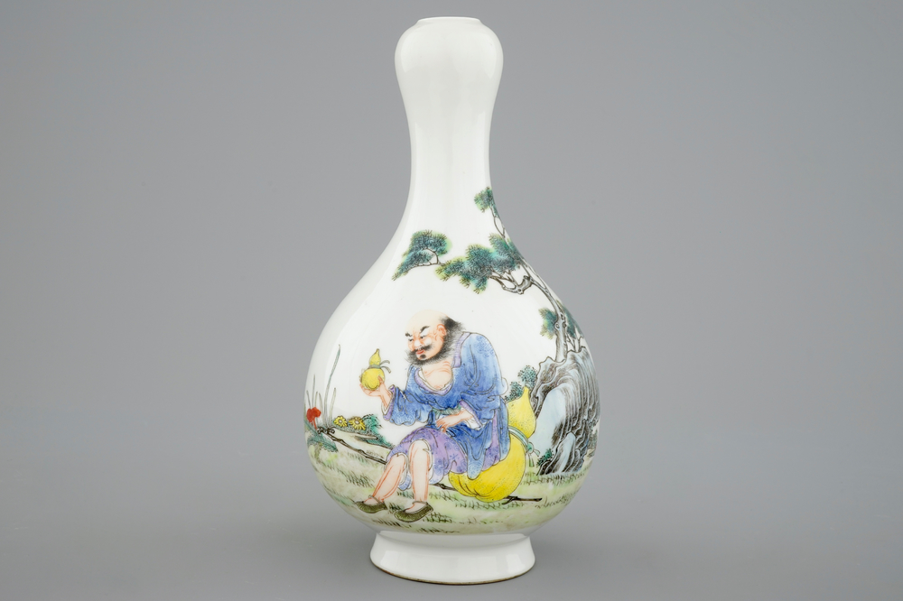 Un petit vase chinois fencai &agrave; d&eacute;cor d'un immortel dans un jardin, 20&egrave;me