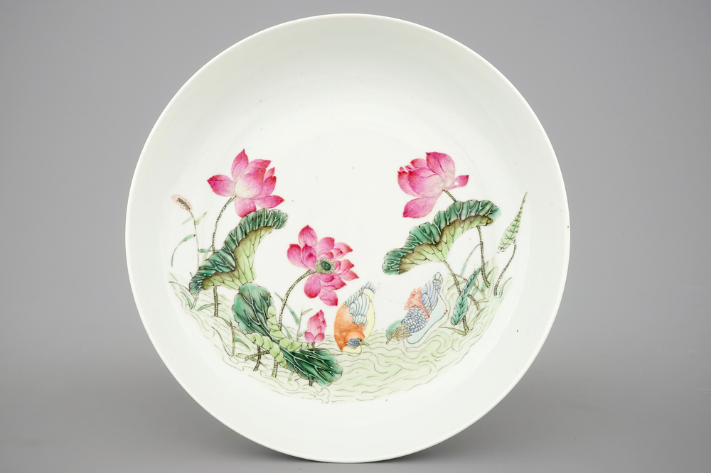 Une assiette en porcelaine de Chine famille rose, marque de Daoguang et prob. d'&eacute;poque