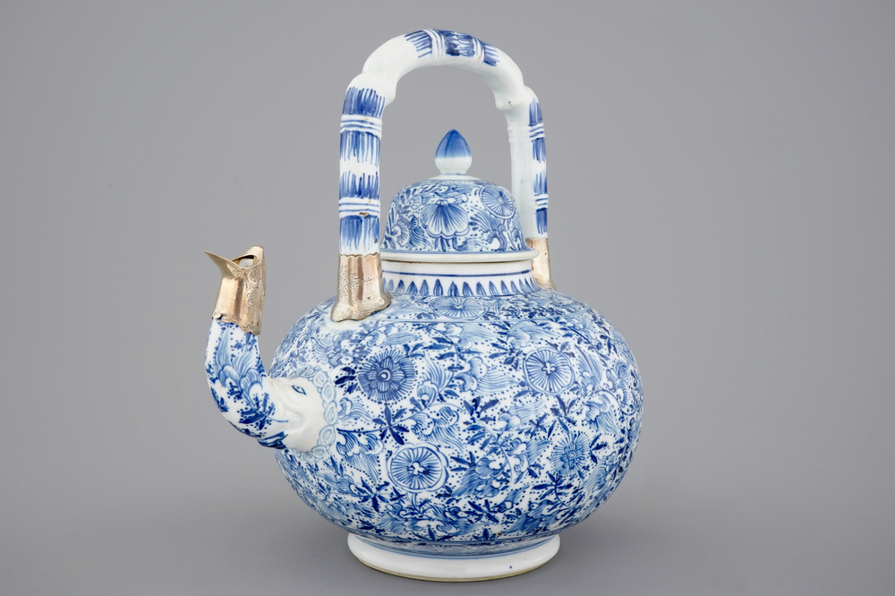 Une grande th&eacute;i&egrave;re en porcelaine de Chine bleu et blanc, mont&eacute;e en argent, Kangxi