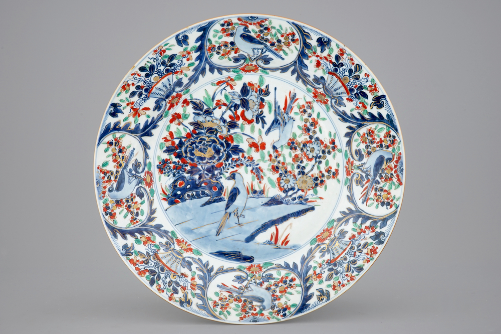 Een grote blauw-witte Chinese schotel met overglazuur decor, Kangxi