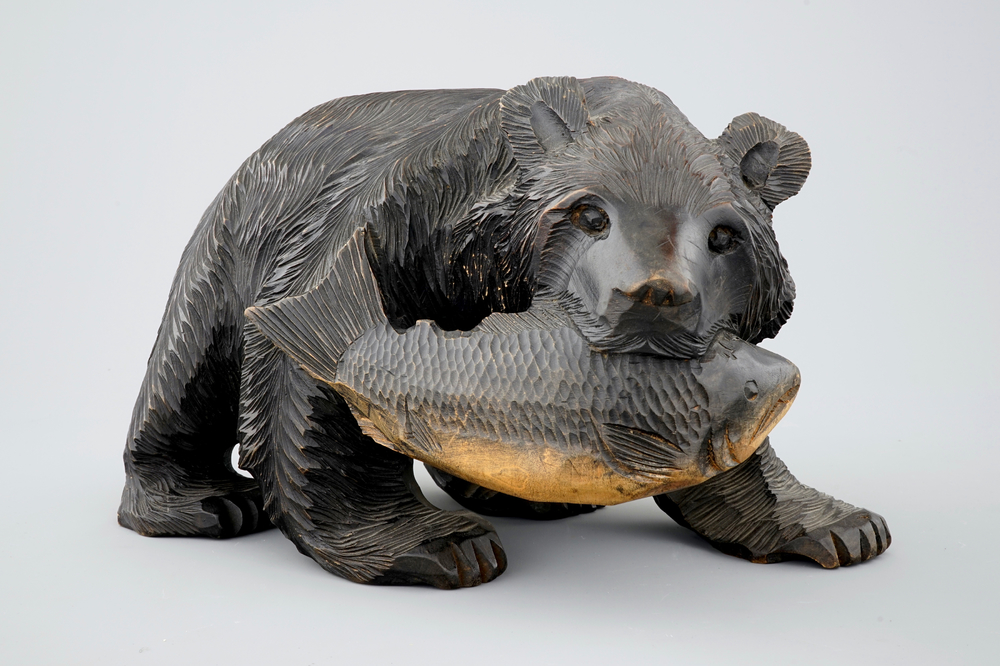 Un ours en bois sculpt&eacute; et patin&eacute;, peuple A&iuml;nou, Japon, d&eacute;but du 20&egrave;me