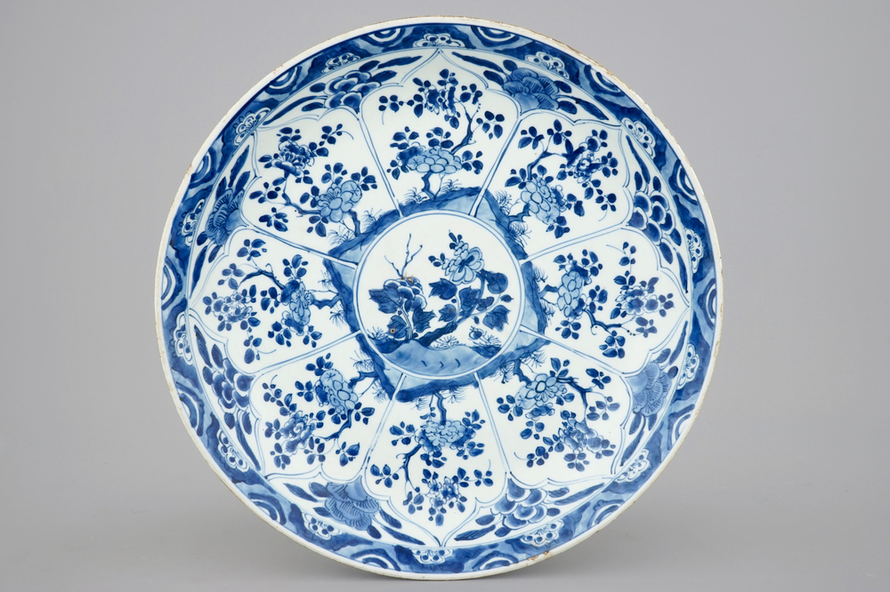 Un plat en porcelaine de Chine bleu et blanc &agrave; d&eacute;cor floral, Kangxi