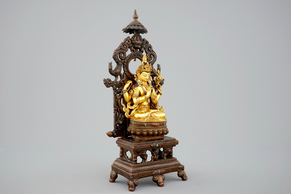 Une figure de Shadakshari Lokeshvara sur un tr&ocirc;ne en bronze dor&eacute; sino-tibetan, 19&egrave;me