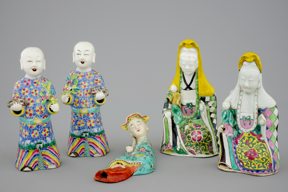 Vijf zeldzame Chinese famille rose figuren, 18/19e eeuw