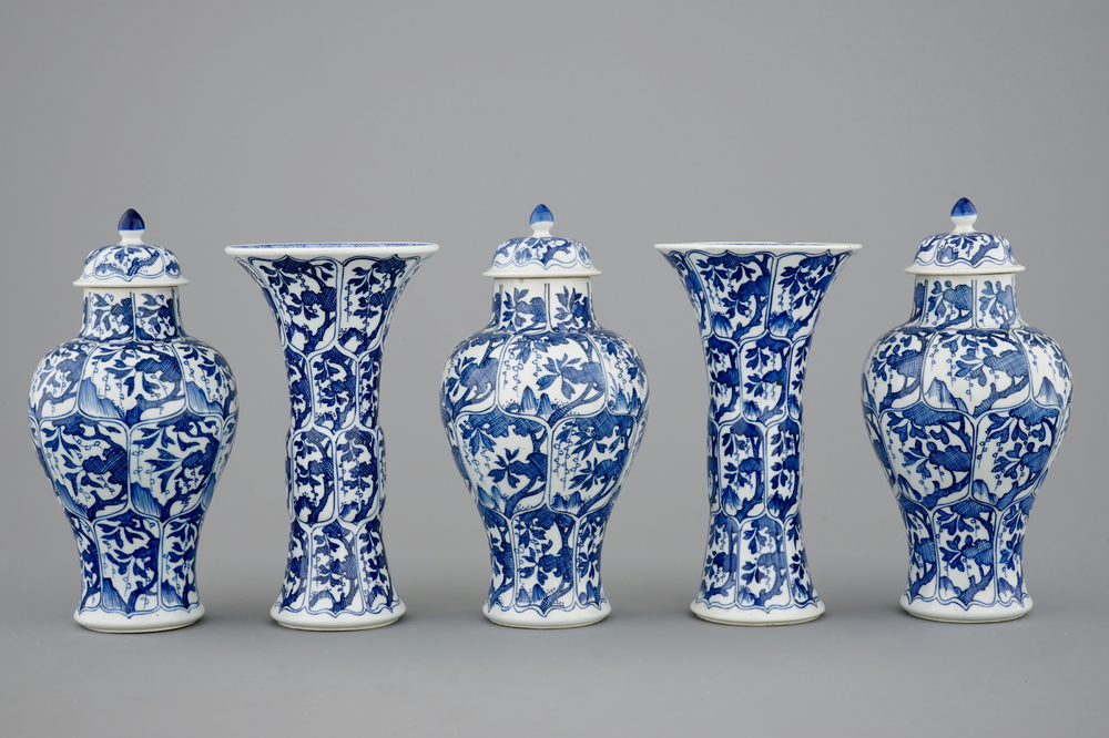 Une garniture de 5 pi&egrave;ces en porcelaine de Chine bleu et blanc, Kangxi