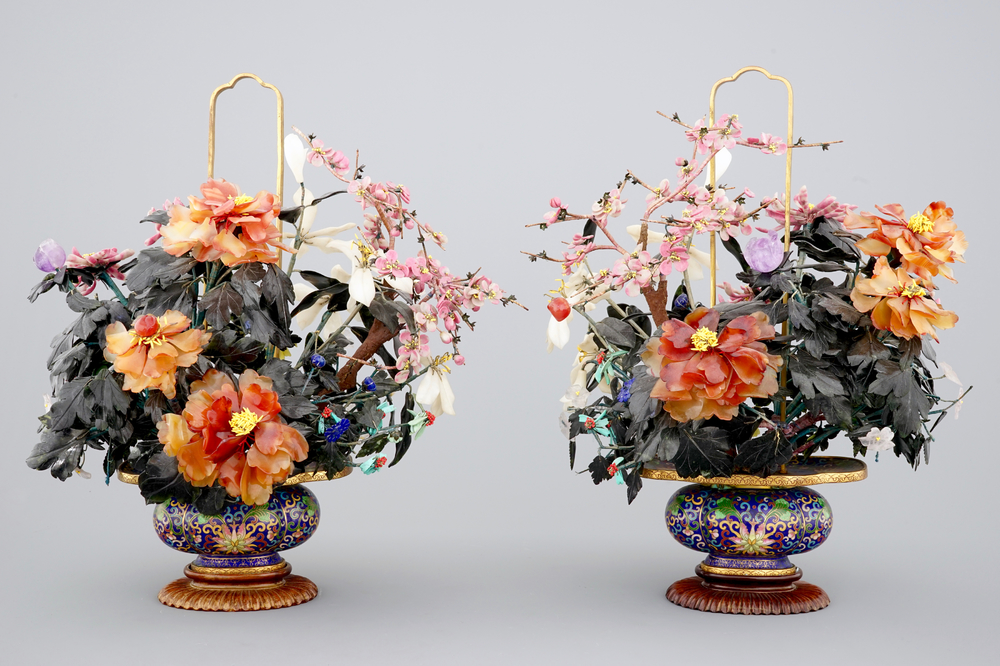 Deux grands groupes floraux en jade, pierres dures et cloisonn&eacute;, d&eacute;but du 20&egrave;me
