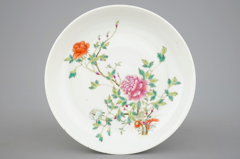 Een fijn famille rose bord met chrysanten, Guangxu merk en periode