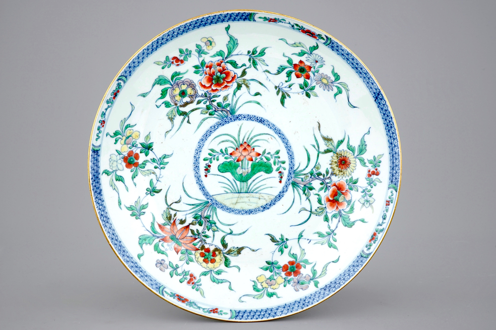 Een grote Chinese doucai schotel met floraal decor, Kangxi