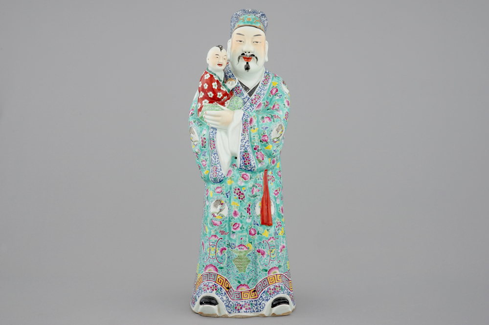 Een grote Chinese famille rose figuur van een onsterfelijke, 19/20e eeuw