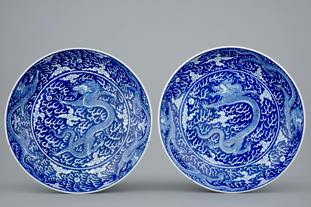 Une paire de plats aux dragons en porcelaine de Chine bleu et blanc, marque et p&eacute;riode de Kangxi