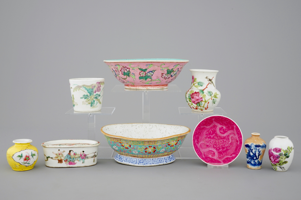 A collection of 9 various Chinese porcelain objects, famille rose and Qianjiang cai, 19/20th C.