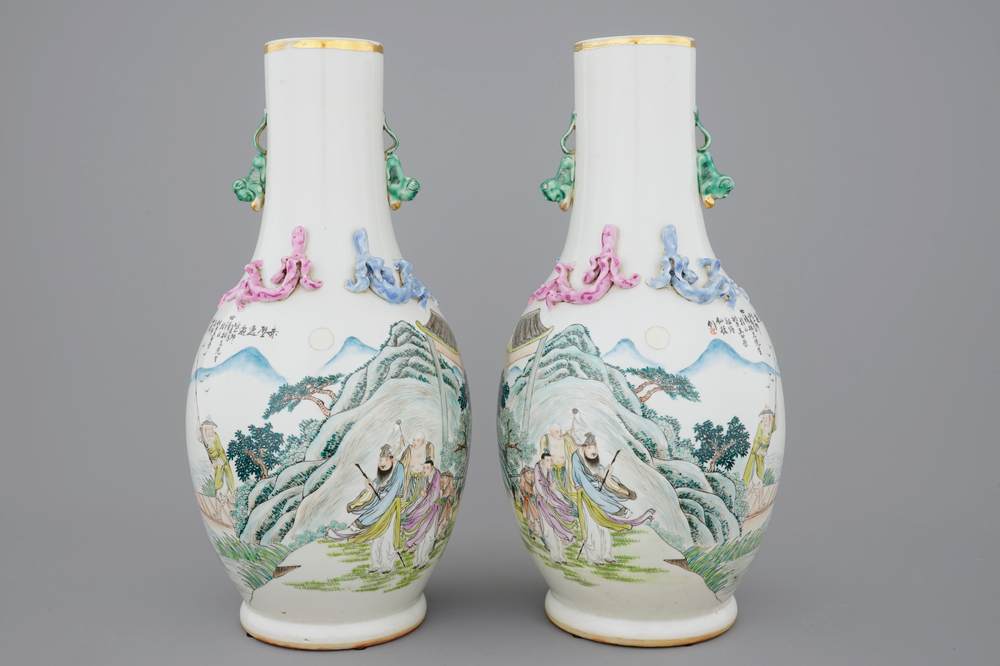 Een paar Chinese famille rose vazen met landschapsdecor, begin 20e eeuw