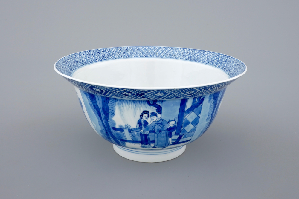Un bol en porcelaine de Chine bleu et blanc de type "Klapmuts", marque et p&eacute;riode de Kangxi
