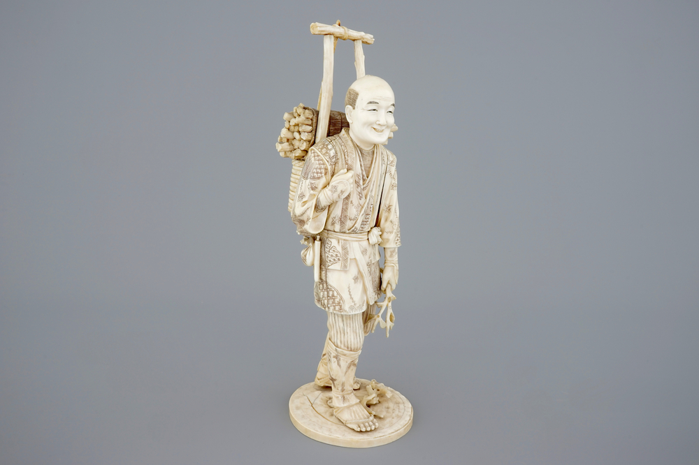 Un grand b&ucirc;cheron en ivoire sculpt&eacute;, Japon, Meiji, 19&egrave;me