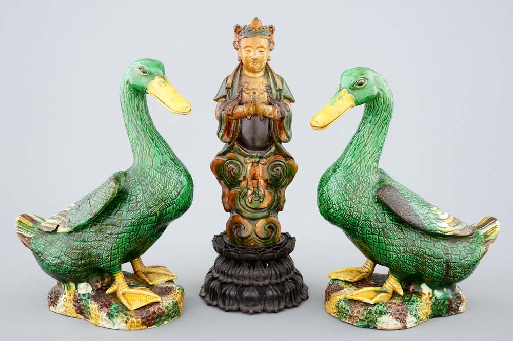 Een sancai Guanyin, Ming, en een paar verte biscuit eenden, 18/19e eeuw
