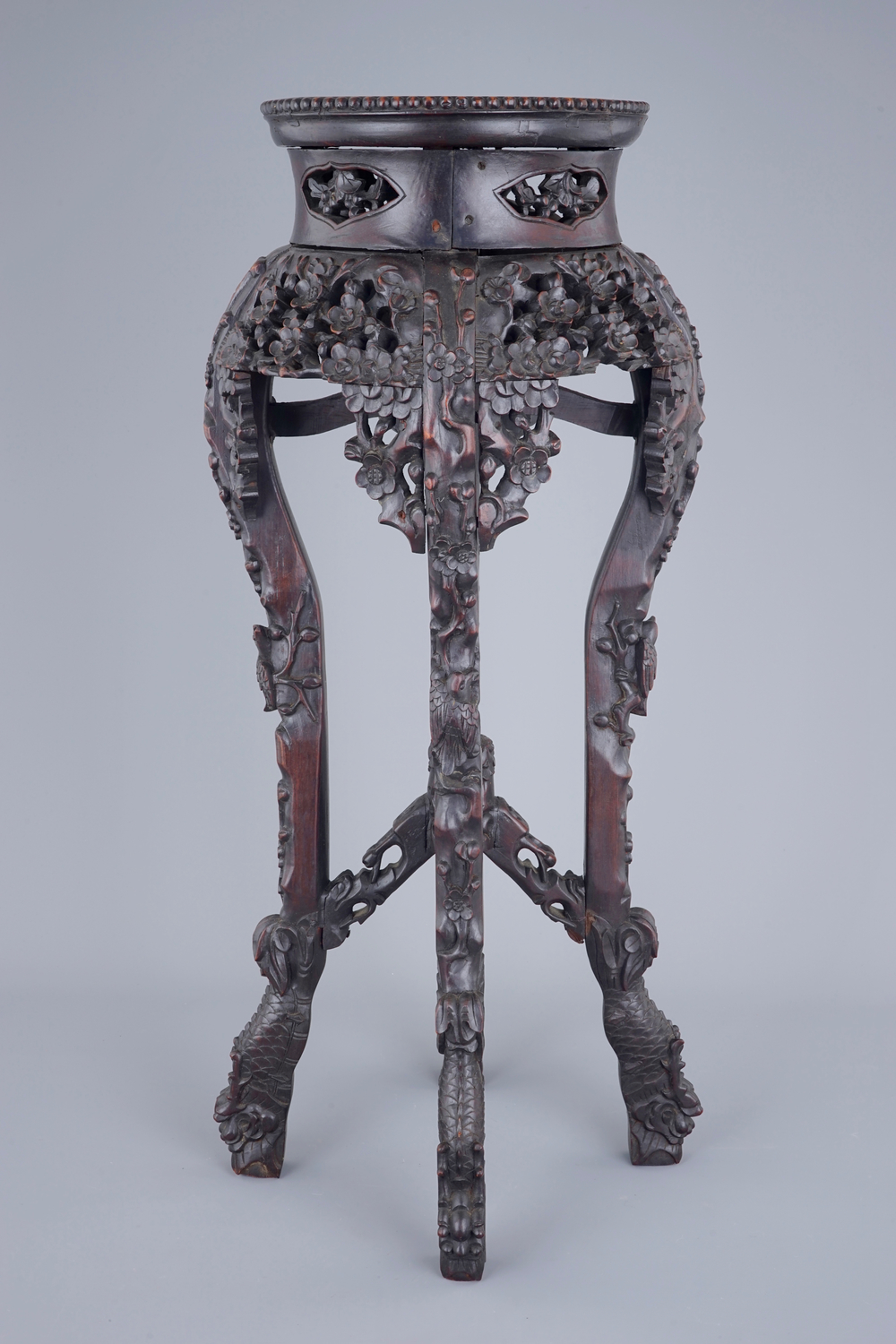 Un socle chinois en bois sculpt&eacute; et marbre, 19/20&egrave;me