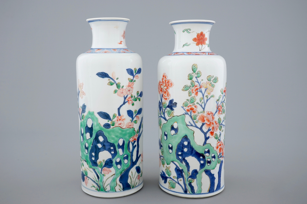 Une paire de vases en porcelaine de Chine famille verte de type rolwagen, Kangxi