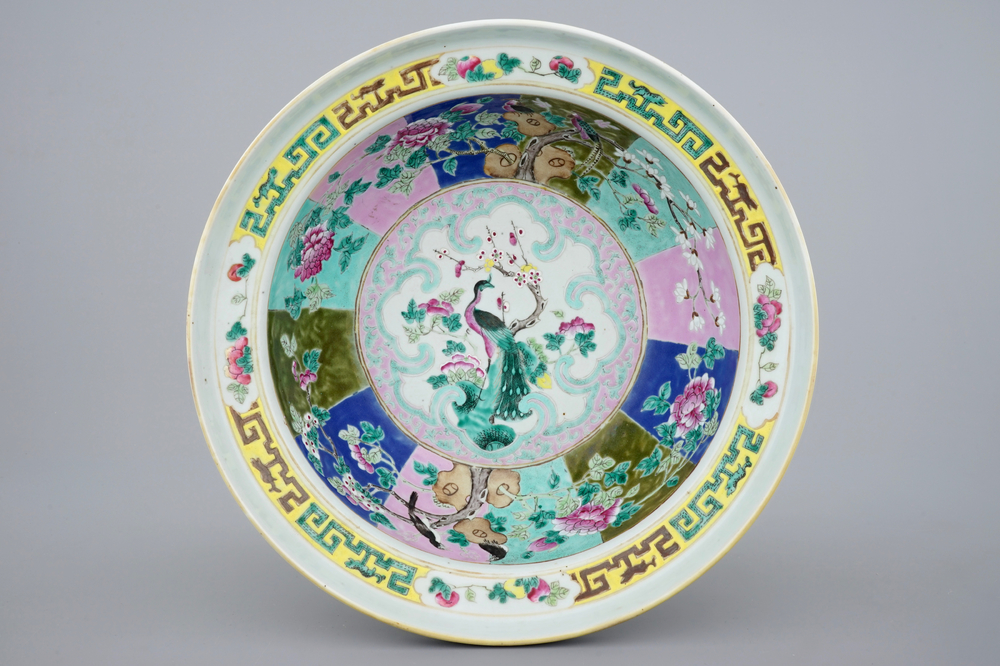 Een diepe Chinese famille rose kom in zgn. Straits porselein, 19e eeuw