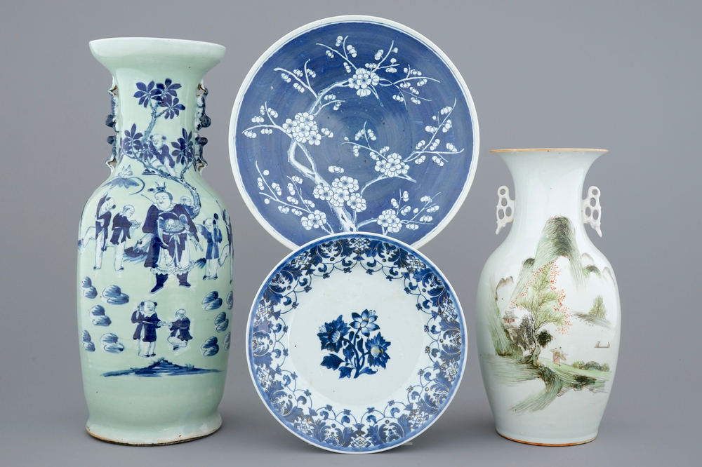 Deux vases et deux plats en porcelaine de Chine en bleu et blanc, 18/19&egrave;me