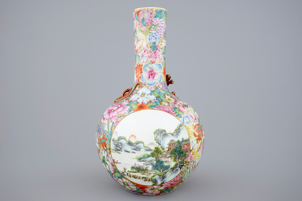 Een Chinese bolvaas met mille fleurs decor en een draak in reli&euml;f, 19/20e eeuw