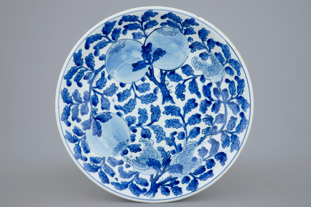 Een Chinese blauw-witte schotel met vruchten in gebladerte, Kangxi