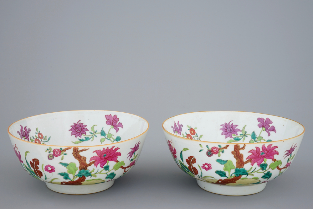 Une paire de bols en porcelaine de Chine famille rose &agrave; d&eacute;cor de fleurs, 18&egrave;me