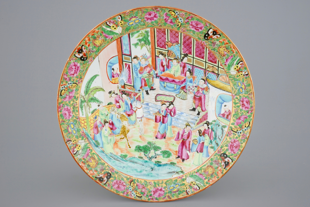 Een grote Chinese Canton famille rose schotel, 19e eeuw