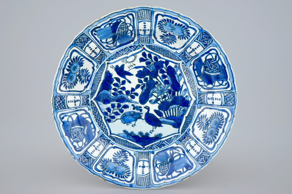 Un grand plat en porcelaine de Chine bleu et blanc de type Kraak, Wanli, 1573-1619