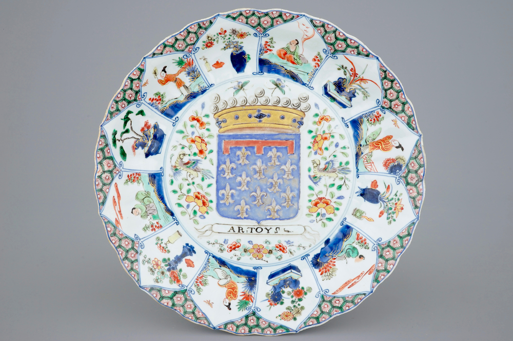 Un plat en porcelaine de Chine famille verte aux armes d'Artoys, Kangxi/Yongzheng, ca. 1720
