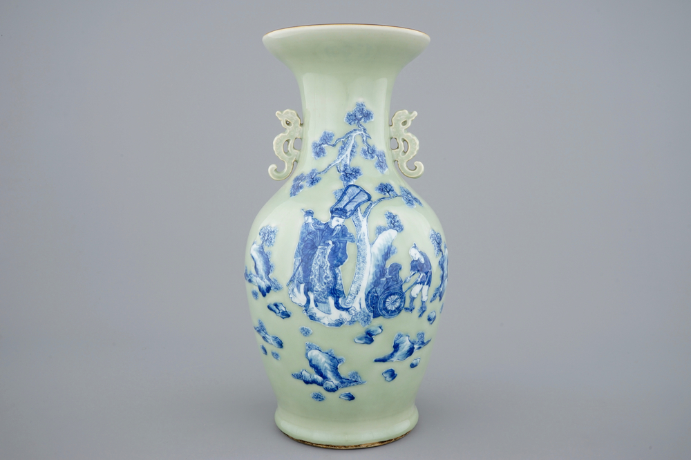 Een fijne Chinese blauw-wit op celadon fond vaas, 19e eeuw