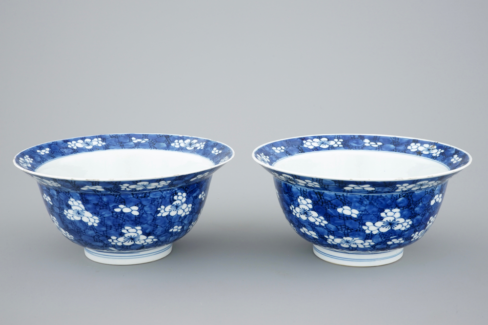 Une paire de bols en porcelaine de Chine bleu et blanc de type "Klapmuts", Kangxi
