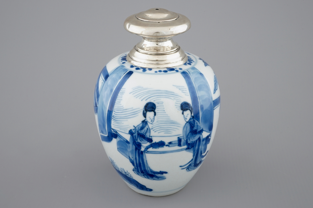 Une bo&icirc;te &agrave; th&eacute; en porcelaine de Chine bleu et blanc mont&eacute;e en argent, Kangxi