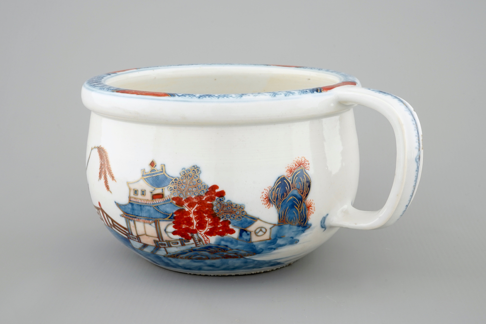 A Chinese Imari style chamber pot, Qianlong, 18th C.