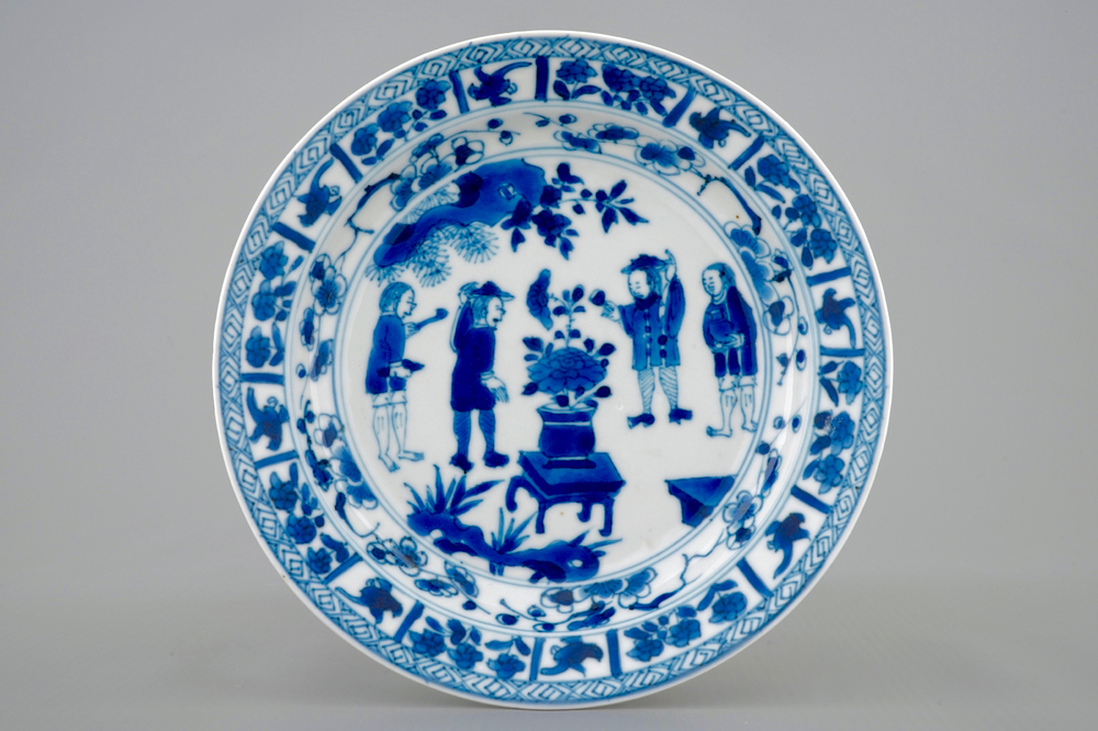 Une assiette all&eacute;gorique de l'odeur en porcelaine de Chine bleu et blanc, Kangxi